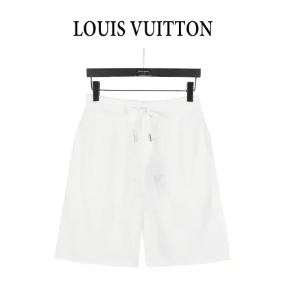 (支持放店) Louis Vuitton/路易威登 25ss 暗纹大棋盘格Logo毛巾提花短裤 全幅Damier棋盘格提花,进口提花机织造而成的提花面料, 利用各种提花构造,使纱线呈现出格纹图案, 面料具有独特的纹理和视觉效果,透气性和散热排汗性极佳.胸前简约字母图案点缀, 字母尺寸间距效果一致.采用亚麻材质绣线结合加密处理,绣体具有微妙的哑光视觉质感; 刺绣效果立体饱满,线迹清晰流畅,立体质感效果.全件定位对花缝纫, 保证每一片裁片的图案或纹理都能够与其他裁片完美匹配,通过对花剪裁, 成衣棋盘格呈现整齐排序,基础纯色经典百搭. 颜色:黑色 白色